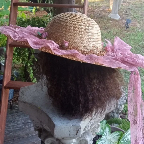 Vintage straw hat with mauve lace and floral trim - Picture 4 of 12